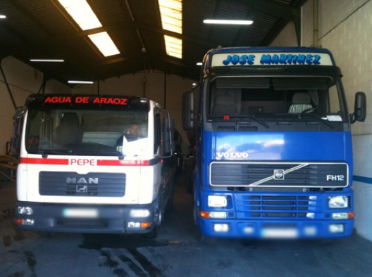 Agua De Araoz vehículos azul y blanco